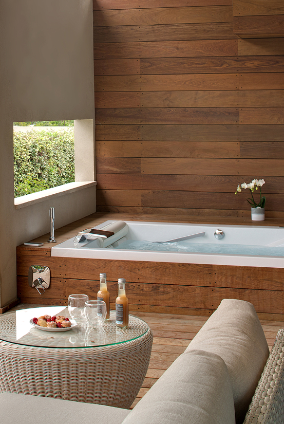 jacuzzi hotel